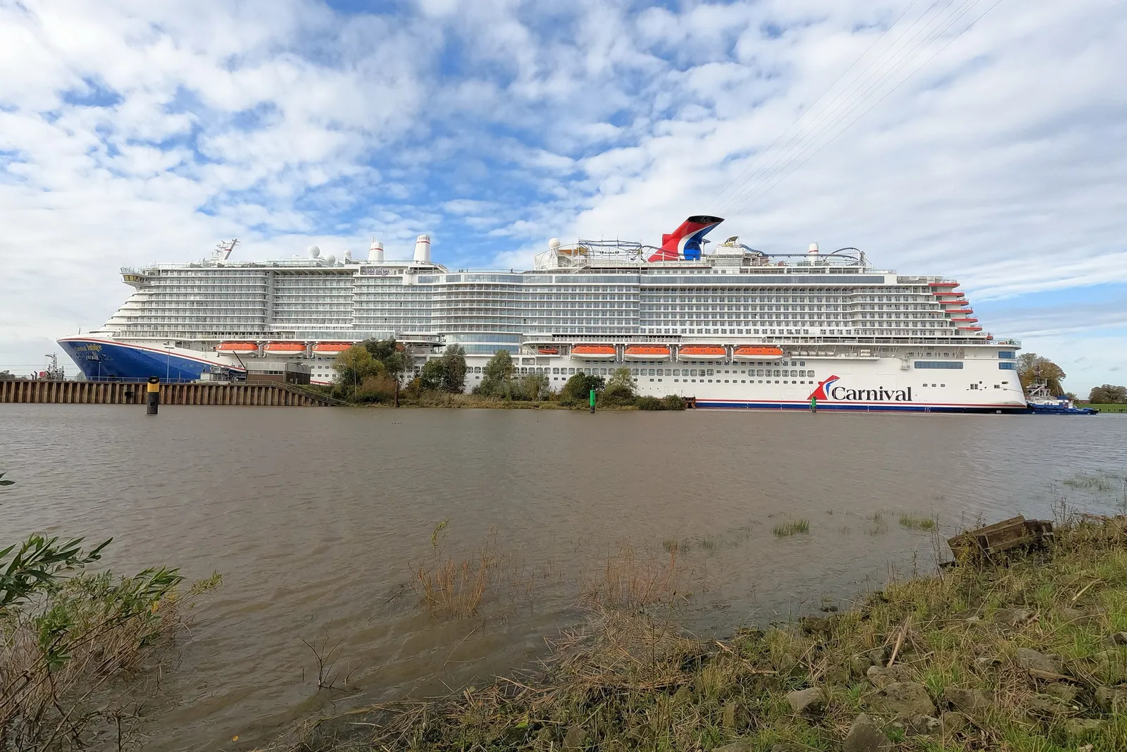 MEYER WERFT, Ein Kreuzfahrtschiff, das pünktlich ablegt